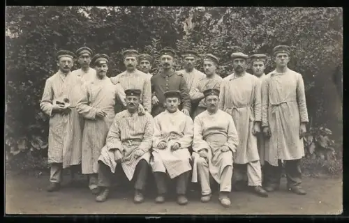 Foto-AK Gruppenbild von Soldaten vor einer Hecke, Rotes Kreuz