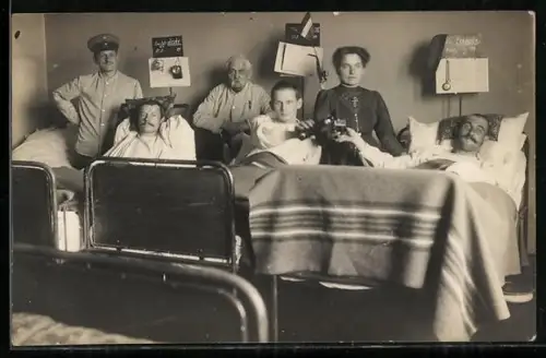 AK Verwundete Soldaten in ihren Betten, Rotes Kreuz
