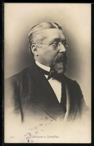 AK Schriftsteller Victor von Scheffel, Halbportrait mit Brille