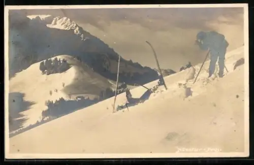 AK Skifahrer fällt in den Schnee mit Gebirgspanorama