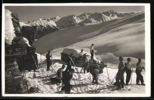 AK Skifahrer in einer verschneiten Landschaft mit Gebirgspanorama