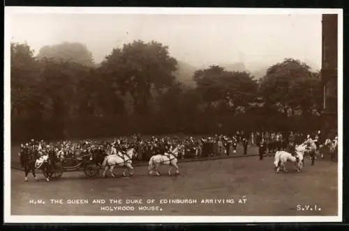 AK Holyrood House, The Queen and the Duke of Edinburgh`s arrival