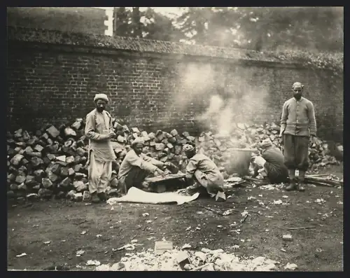 Fotografie Ansicht Lille, POW / Kriegsgefangene Inder in der Zitadelle in Lille, 1915