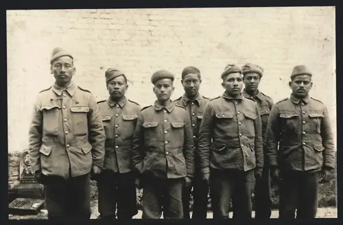 Fotografie Ansicht Lille, POW / Kriegsgefangene im Hof der Zitadelle in Lille