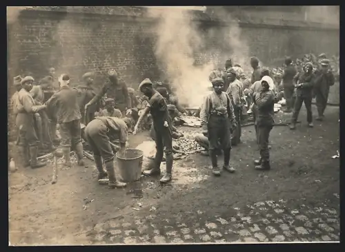 Fotografie Ansicht Lille, Kriegsgefangene / POW in der Zitadelle beim Essen zubereiten