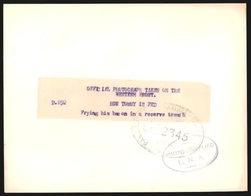 Fotografie englischer Soldat bereitet sich Speck in der Pfanne im Schützengraben zu, Frying bacon in a reserve trench