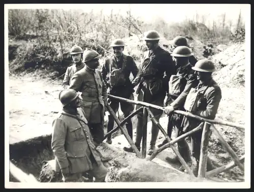 Fotografie britische und französische Offiziere an einem Unterstand an der britischen Westfront