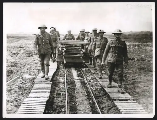 Fotografie britische Soldaten verlegen Eisenbahngleise auf erobertem Gebiet, Pioniere