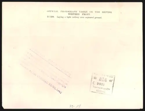 Fotografie britische Soldaten verlegen Eisenbahngleise auf erobertem Gebiet, Pioniere