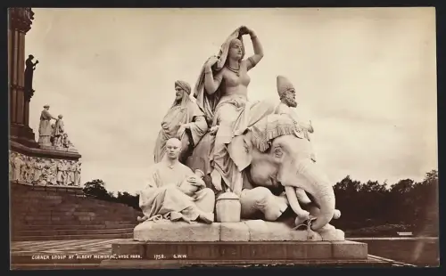 Fotografie Ansicht London, Figurengruppe Asian am Albert Memorial im Hyde Park