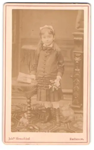 Fotografie Joh. Heuschkel, Rathenow, Fabrikenstrasse, Mädchen mit Blumenstrauss