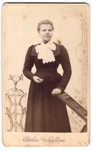 Fotografie Atelier Belloni, Ort unbekannt, Porträt einer Dame mit dekorativem Hintergrund