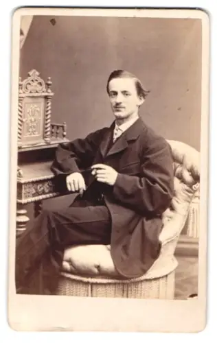 Fotografie Franz Boden, Glatz, der Stadt-Pfarr-Kirche gegenüber Nr. 119, Herr im Anzug