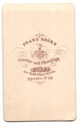 Fotografie Franz Boden, Glatz, der Stadt-Pfarr-Kirche gegenüber Nr. 119, Herr im Anzug