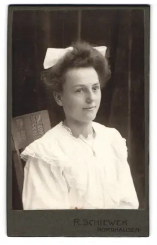 Fotografie R. Schiewek, Nordhausen, Töpferstrasse 1, Porträt einer jungen Frau