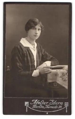 Fotografie Atelier Stern, Berlin, Turmstrasse 38, Porträt einer nachdenklichen jungen Frau