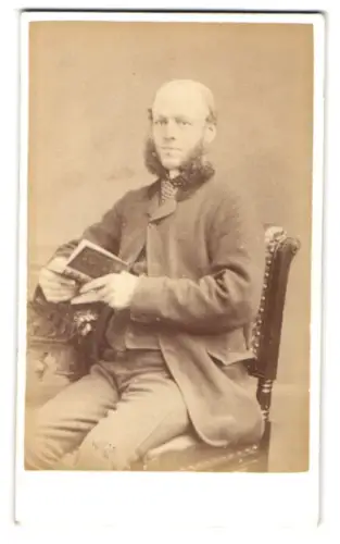 Fotografie W. Cooke, Keighley, Skipton Road, Herr mit Buch