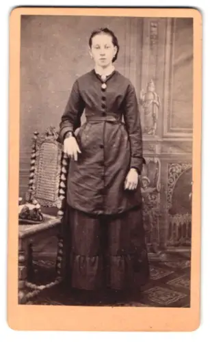 Fotografie Joh. Gerber, Gunzenhausen, Frau in zeitgenössischem Kleid