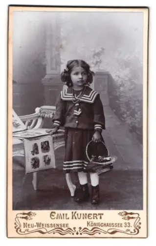 Fotografie Emil Kunert, Neu-Weissensee, Königschaussee 33, Mädchen mit Blumenkorb