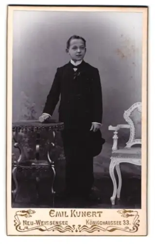 Fotografie Emil Kunert, Neu-Weissensee, Königschaussee 33, Junge im Anzug mit Tisch und Stuhl