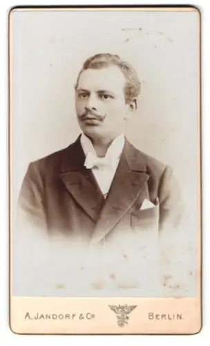 Fotografie A. Jandorf & Co., Berlin, Spittelmarkt 16/17, Porträt eines eleganten Mannes