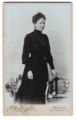 Fotografie Otto Hoeffke, Berlin, Prinzenstr. 11, elegante Damenporträtaufnahme