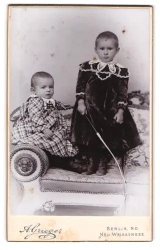 Fotografie A. Grieger, Berlin, Friedens-Strasse 8, Zwei Kinder auf einem Sofa