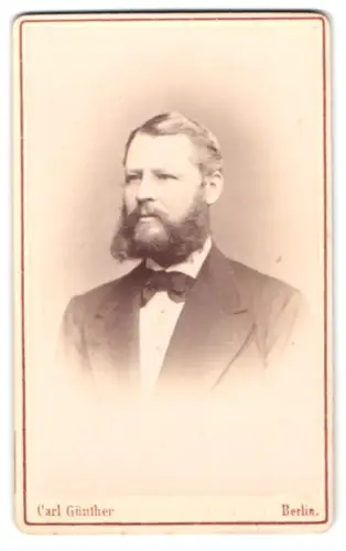 Fotografie Carl Günther, Berlin, Dorotheenstrasse 83, Porträt eines Herrn mit Bart