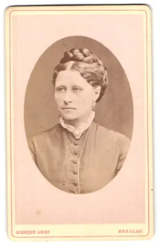 Fotografie Gebrüder Siebe, Breslau, Neue Taschenstrasse 19, Porträt einer Dame