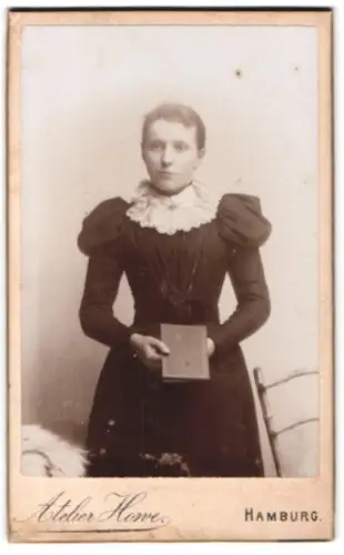 Fotografie Atelier Howe, Hamburg, Ferdinandstrasse 51, Dame mit Buch