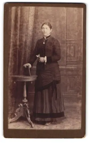 Fotografie Chr. Mönsted, Verden, vor dem Neuen Thor 43, Dame mit Blumenstrauss