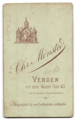 Fotografie Chr. Mönsted, Verden, vor dem Neuen Thor 43, Dame mit Blumenstrauss