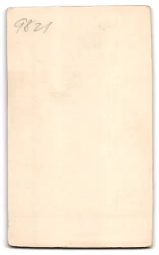 Fotografie J. Fuchs, Charlottenburg, Wilmersdorferstr. 57, Junger Mann im Anzug neben Stuhl