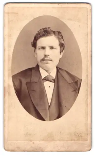 Fotografie Bernard T. Biffar, Brooklyn, 516 Broadway, Porträt eines Mannes mit Krawatte