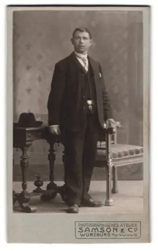 Fotografie Samson & Co., Würzburg, Marktplatz 15, Eleganter Herr im Anzug