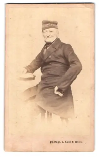 Fotografie v. Lutze & Witte, Berlin, Neue Friedrichstr. 50, Porträt eines älteren Mannes