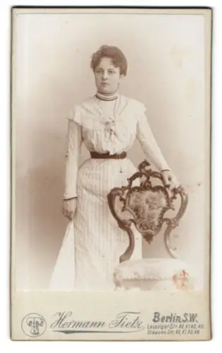 Fotografie Hermann Tietz, Berlin, Leipziger Str. 46, Frau mit elegantem Kleid