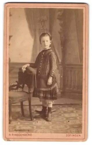 Fotografie R. Ringgenberg, Zofingen, Im Talpi, Kind in eleganter Kleidung