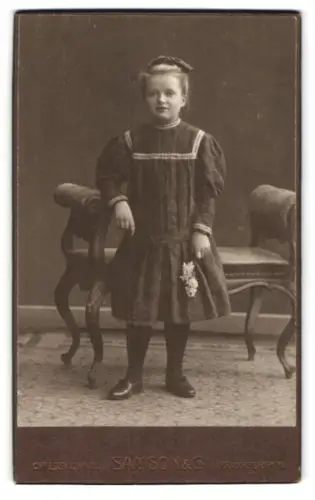 Fotografie Samson & Co., Frankfurt am Main, Zeil 46, Mädchen im Kleid mit Blumen