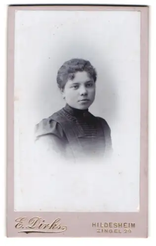 Fotografie E. Dirks, Hildesheim, Zingel 29, Porträt einer jungen Frau