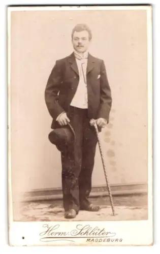Fotografie Hermann Schlüter, Magdeburg, Breite Weg, Eleganter Herr mit Spazierstock