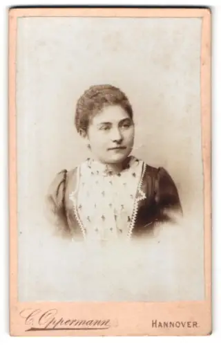 Fotografie Carl Oppermann, Hannover, Engelbosteler Damm 4, Portrait einer jungen Frau