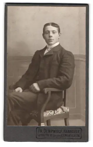 Fotografie Fr. Dempwolf, Hannover, Georgstrasse 18, Eleganter junger Mann auf Stuhl
