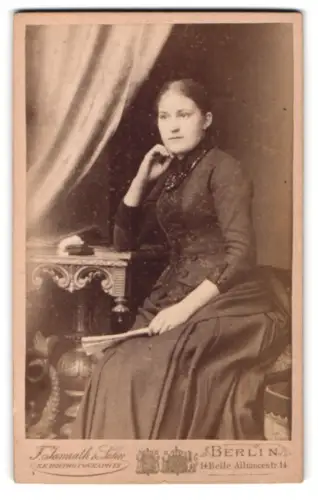 Fotografie F. Jamrath & Sohn, Berlin, Belle-Alliance-Str. 14, Frau im dunklen Kleid