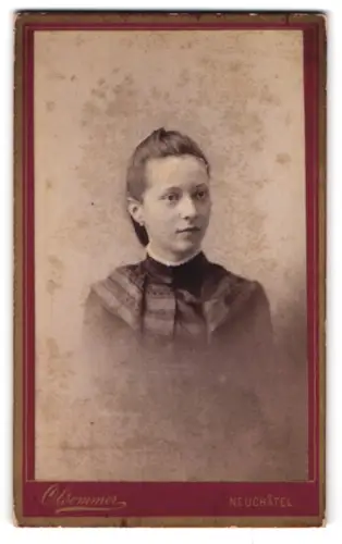 Fotografie O. Hommer, Neuchâtel, Escalier de la Gare, Porträt einer jungen Frau