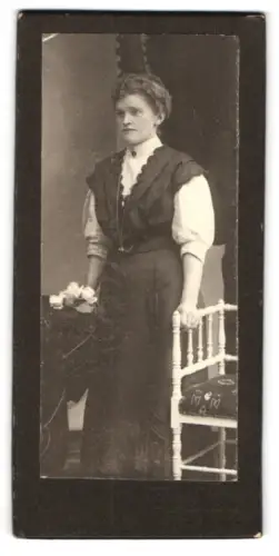 Fotografie Fotograf Ernst Schönherr, Ort unbekannt, Frau mit Blumenstrauss