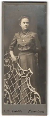 Fotografie Otto Bablitz, Neuenburg, Porträt einer Dame mit dekorativem Gitter