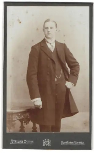 Fotografie Atelier Osten, Frankfurt, Frankfurter Allee 100 1/2, Porträt eines eleganten Herrn