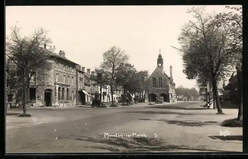 Foto-AK Moreton-in-Marsh, Street scene with bus in the distance