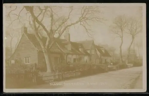 Foto-AK Benfleet, Street scene with cottages